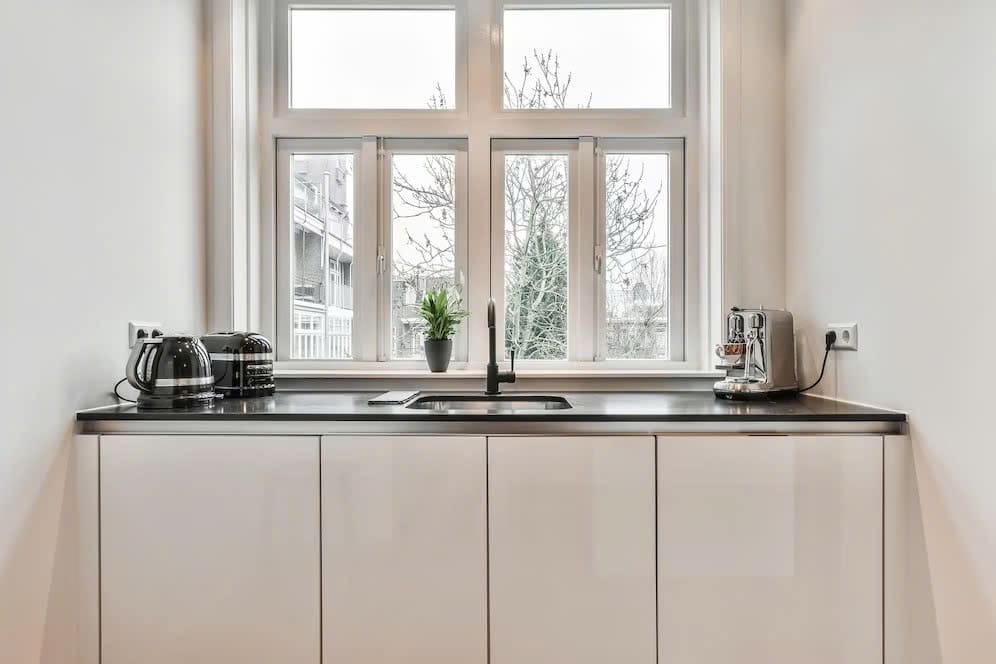 Mẫu tủ bếp cánh Acrylic có cửa sổ Mẫu tủ bếp cánh Acrylic có cửa sổ