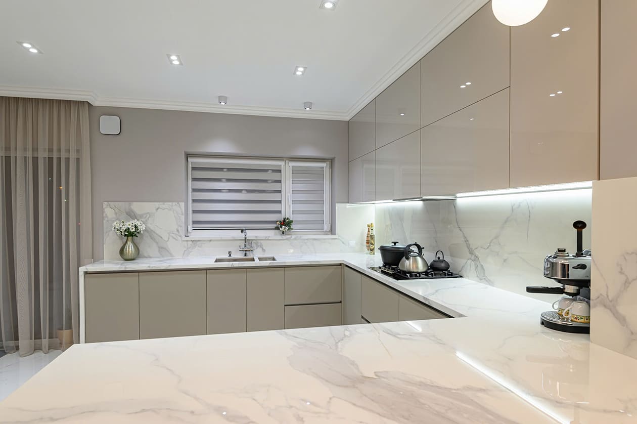 Mẫu tủ bếp kịch trần chữ U Mẫu tủ bếp kịch trần chữ U