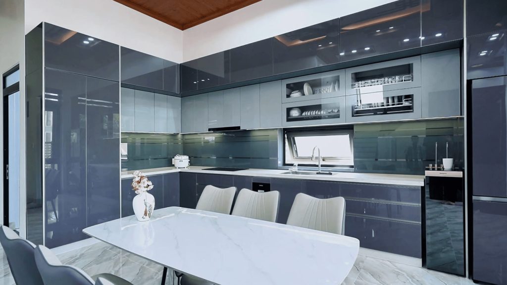 Tủ bếp inox cánh kính nhà a Sanh tại Gia Lai