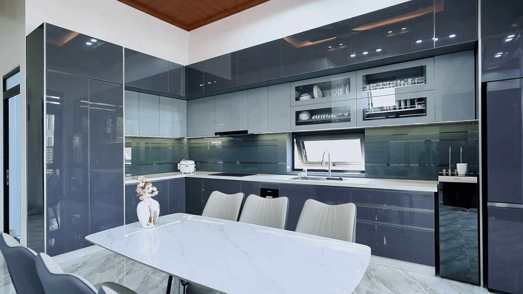 Tủ bếp inox cánh kính nhà a Sanh tại Gia Lai