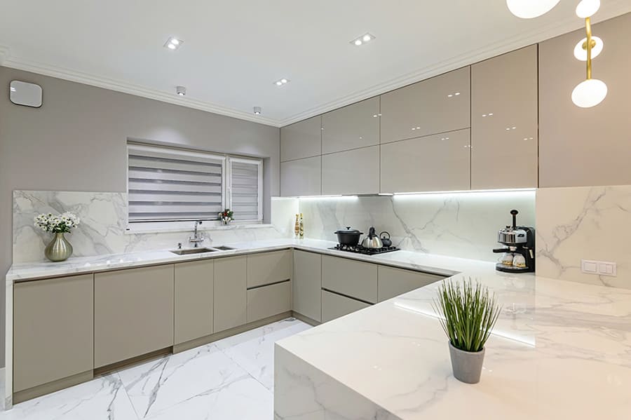 Mẫu tủ bếp chữ U cánh kính cao cấp