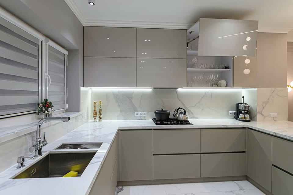 Xu hướng thiết kế tủ bếp inox cánh kính được ưa chuộng